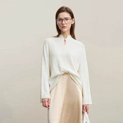 Cremefarbener Wollstrickpullover mit Stehkragen und Cut-Out am Ausschnitt