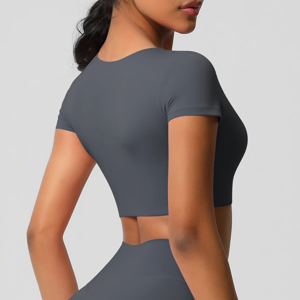 Workout-Top für Damen mit Brustpolstern, graphitgrau, kurzarm, rückseitig