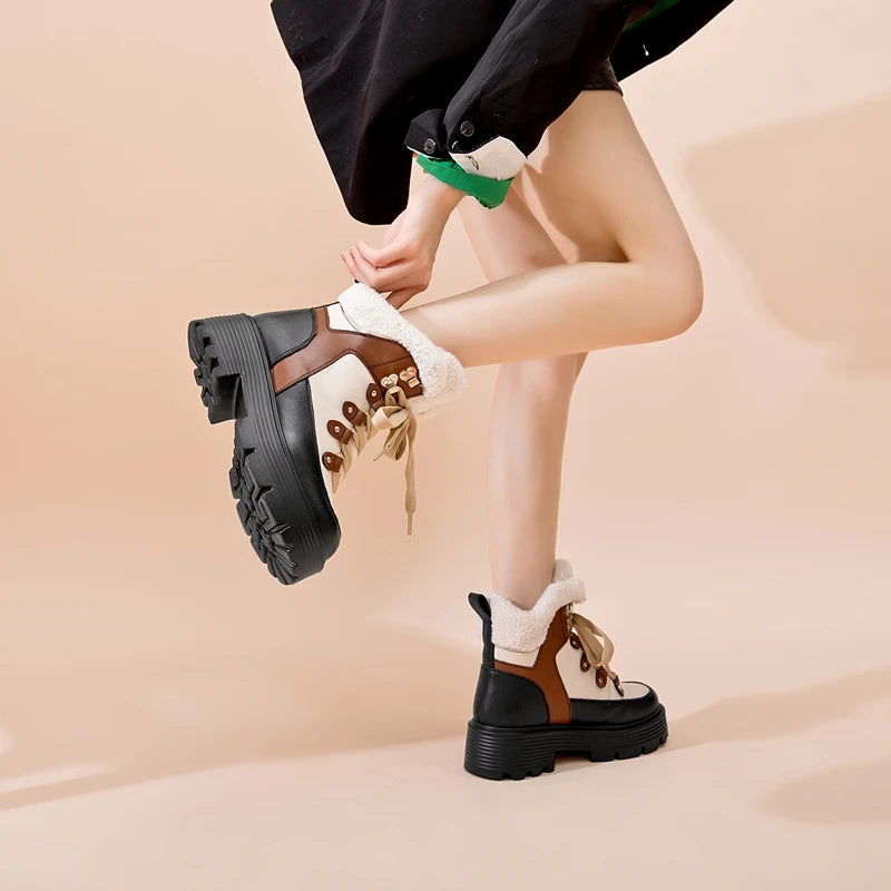 Damen-Snowboots braun-schwarz, Schnürstiefel mit Plüschfutter, markante Profilsohle