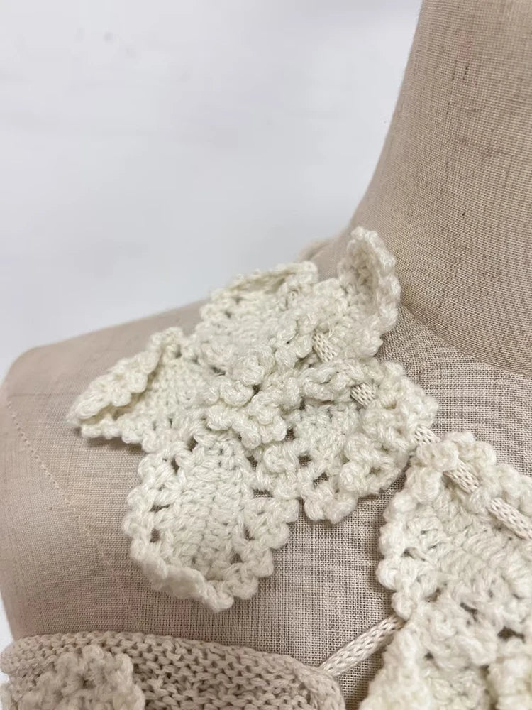 Hochwertiges Damen-Strickshirt mit V-Ausschnitt und Hohldesign – perfekt fürs Büro