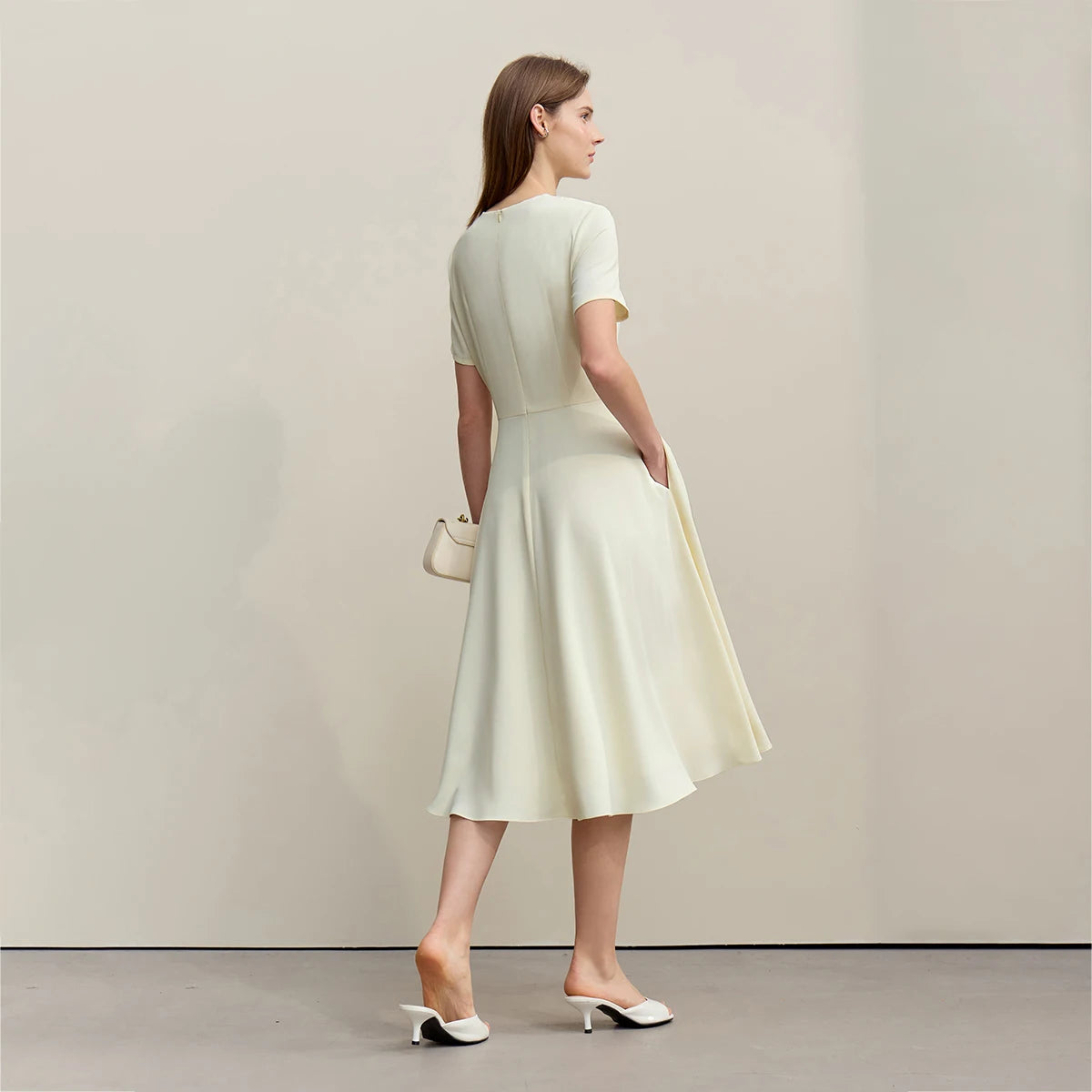 Elegantes Damenkleid Mit Taschen Aus Chiffon Tailliert Für Berufstätige