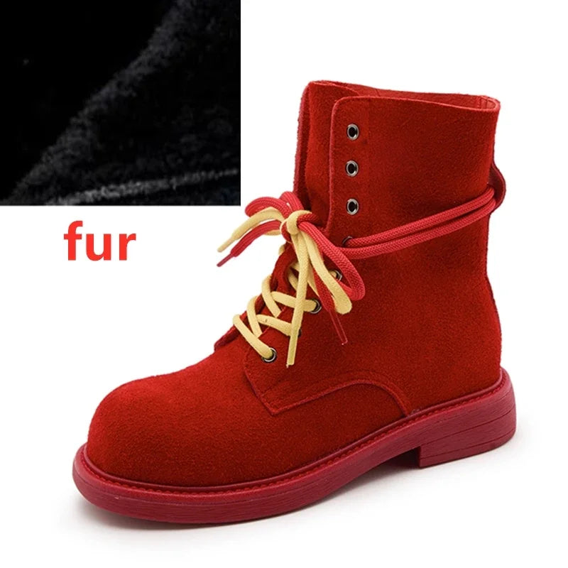 Rote Schnür-Stiefeletten aus Veloursleder mit Kunstfellfutter und flacher Profilsohle