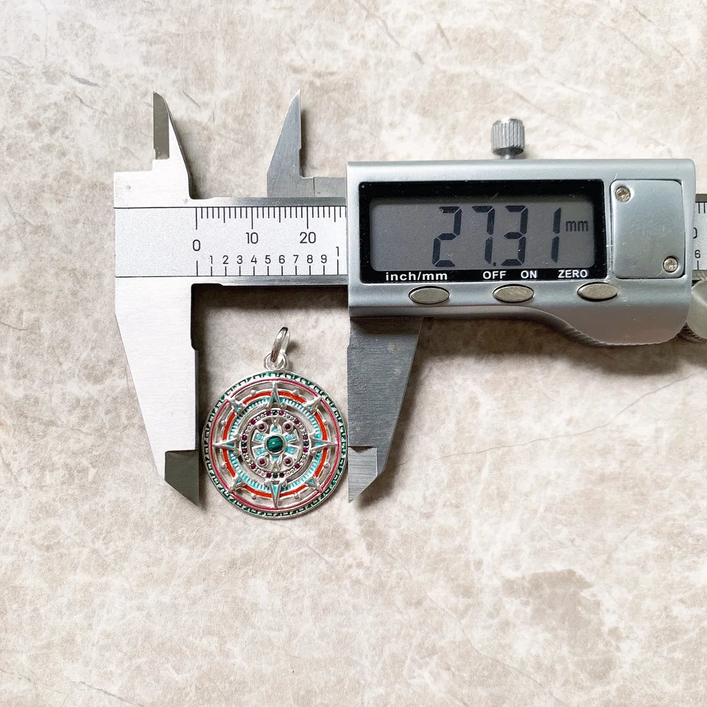 Runder Schmuckanhänger mit buntem Ornamentkranz und türkisfarbenem Stein, Maßaufnahme