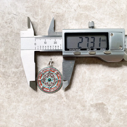 Runder Schmuckanhänger mit buntem Ornamentkranz und türkisfarbenem Stein, Maßaufnahme