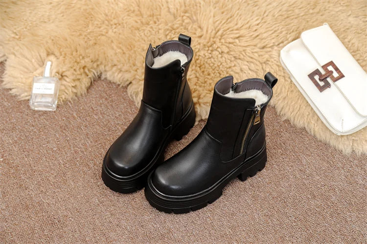 Schwarze Winter-Ankle Boots mit Plateau, seitlichem Reißverschluss und robuster Sohle