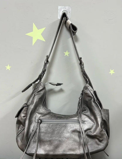 Damen-Schultertasche aus Vintage PU-Leder mit Mehrfachen Innenfächern und Quasten Alltagsbegleiter