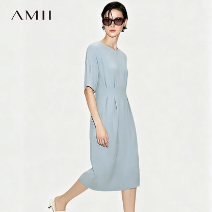 Tailliertes Midi-Kleid in hellem Blau mit Rundhalsausschnitt und kurzem Ärmel