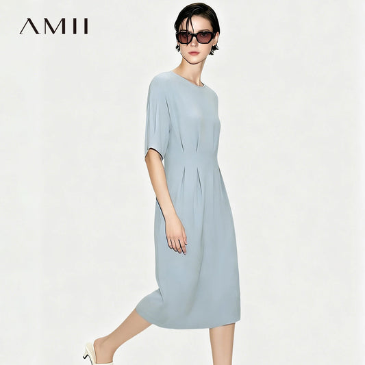 Tailliertes Midi-Kleid in hellem Blau mit Rundhalsausschnitt und kurzem Ärmel