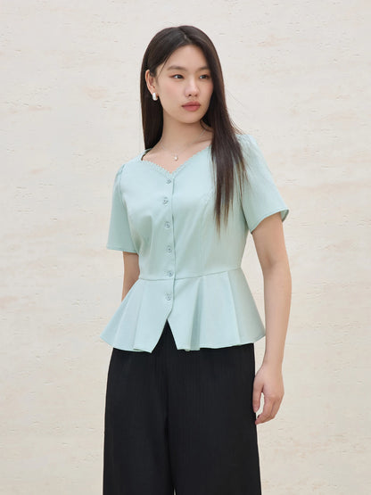 Elastisches Damen-Strickshirt in Übergröße mit kurzen Ärmeln – stilvoll und ideal für den Sommer.