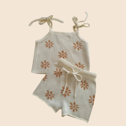 Gestricktes Outfit-Set für Neugeborene, 0–2 Jahre, Spaghettiträger-Top und Shorts, weiche Blumen-Babykleidung, verstellbare Säuglingskleidung