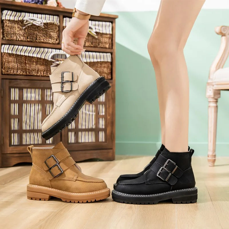 AIYUQI Stiefeletten in Beige und Schwarz am Fuß, mit Schnalle und Profilsohle
