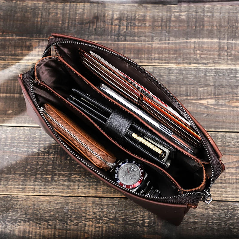 Innenansicht der braunen Leder-Clutch mit mehreren Fächern und Reißverschluss