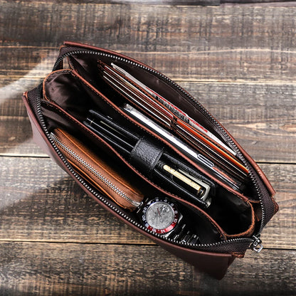 Innenansicht der braunen Leder-Clutch mit mehreren Fächern und Reißverschluss