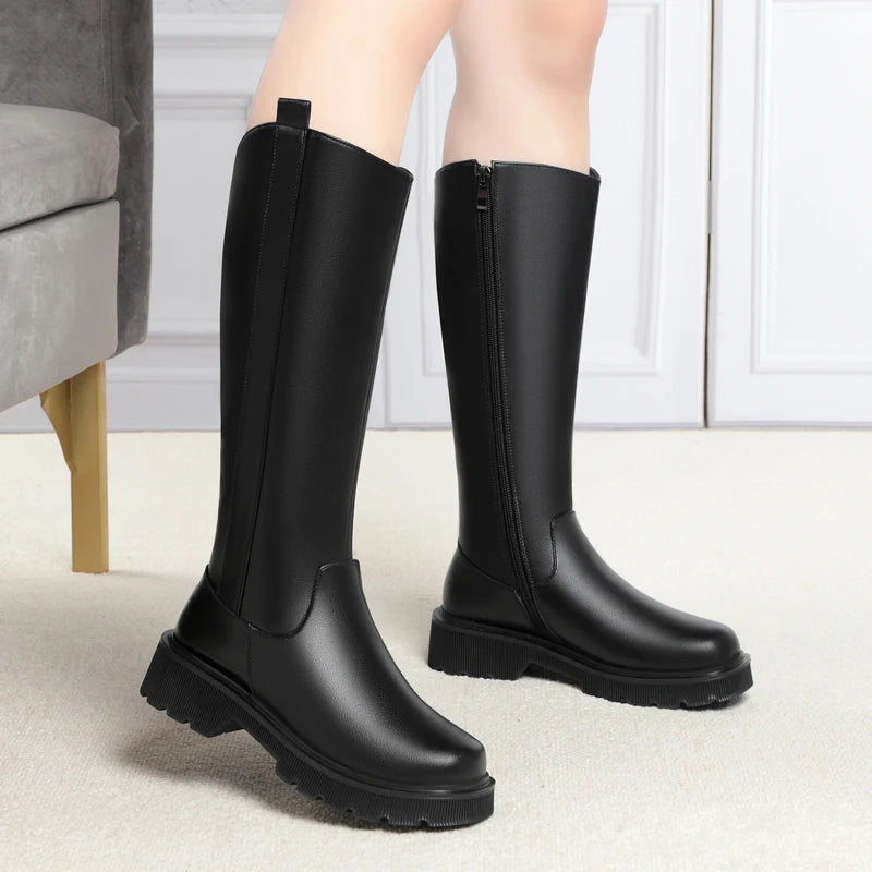 Schwarze Winterstiefel aus Leder, hohe Schäfte, elastischer Einstieg und Profil-Laufsohle