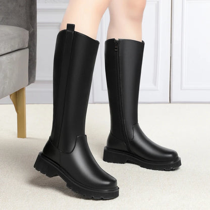 Schwarze Winterstiefel aus Leder, hohe Schäfte, elastischer Einstieg und Profil-Laufsohle