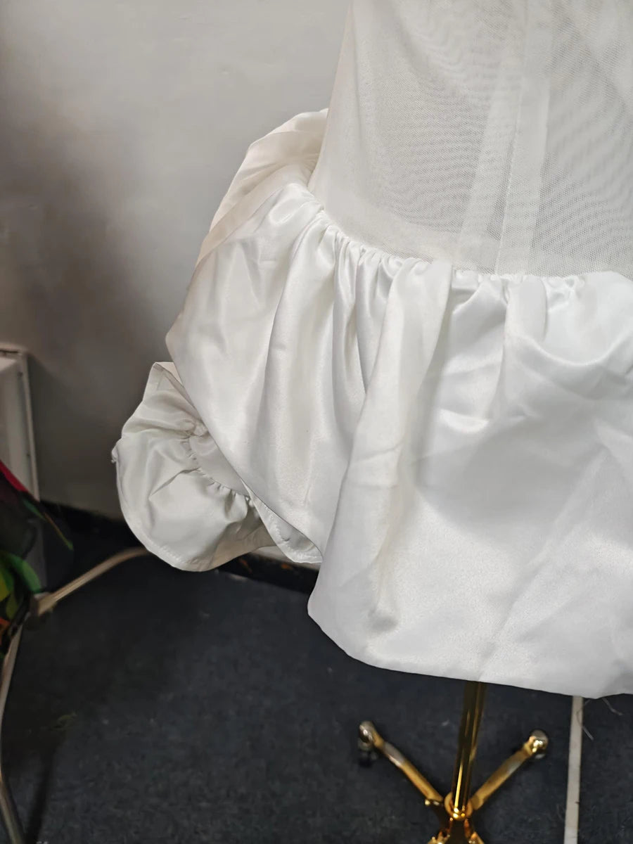 Elegantes Damen-Kleid mit Reverskragen, langen Ärmeln und Patchwork-Design – figurbetont und stilvoll.