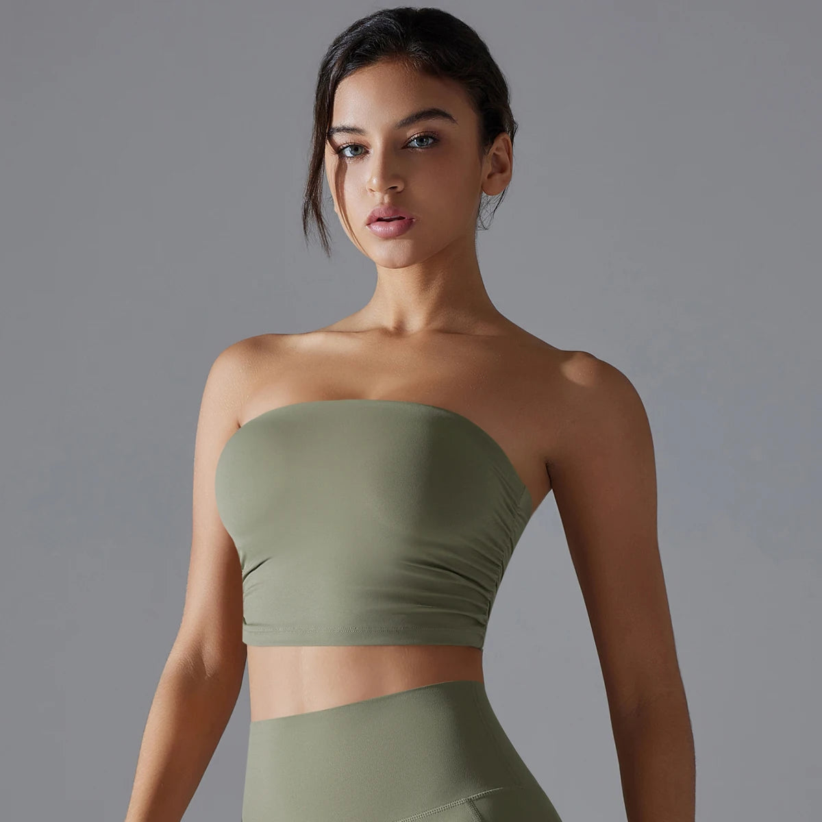 Nahtloser, trägerloser Yoga-Sport-BH mit hohem Halt in mittelbraun