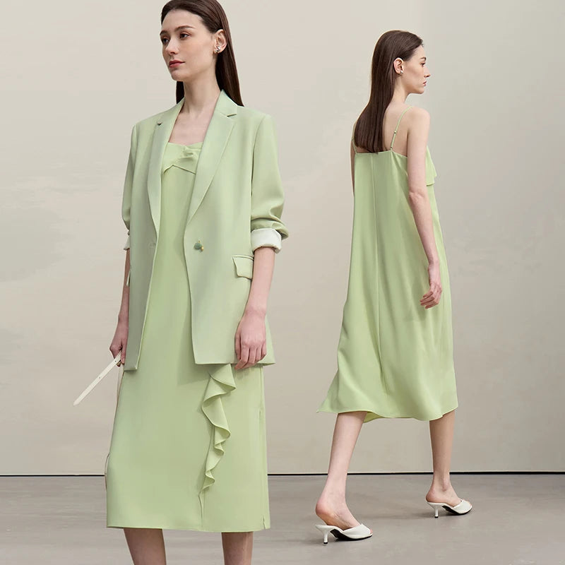 Romantisches Sommer Damenkleid Mit Spaghettiträgern Und Dekorativen Rüschen