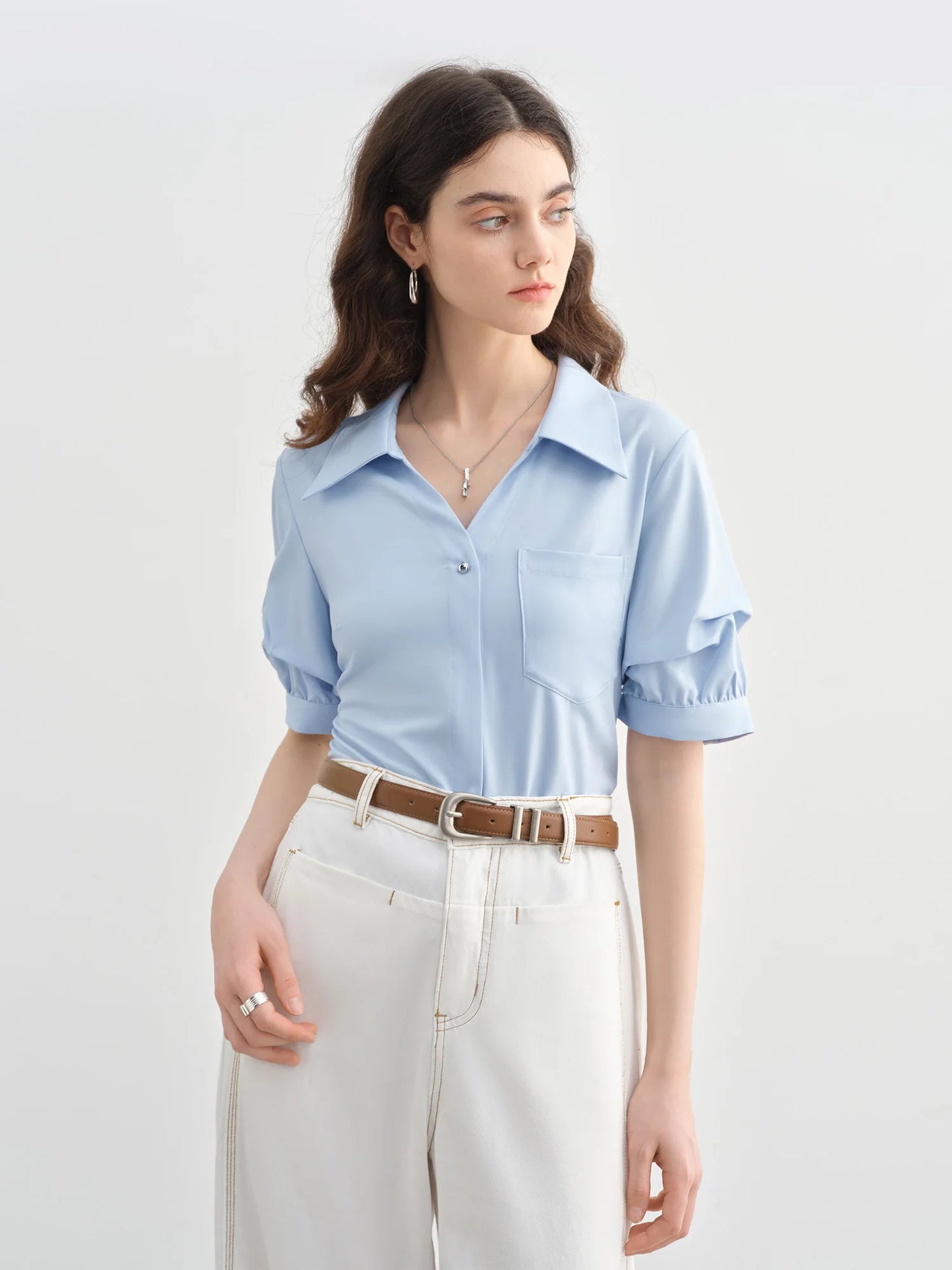 Elegantes Damen-Spitzenshirt in Plus-Size mit kurzen Ärmeln und Hohldesign – ideal für den Sommer.
