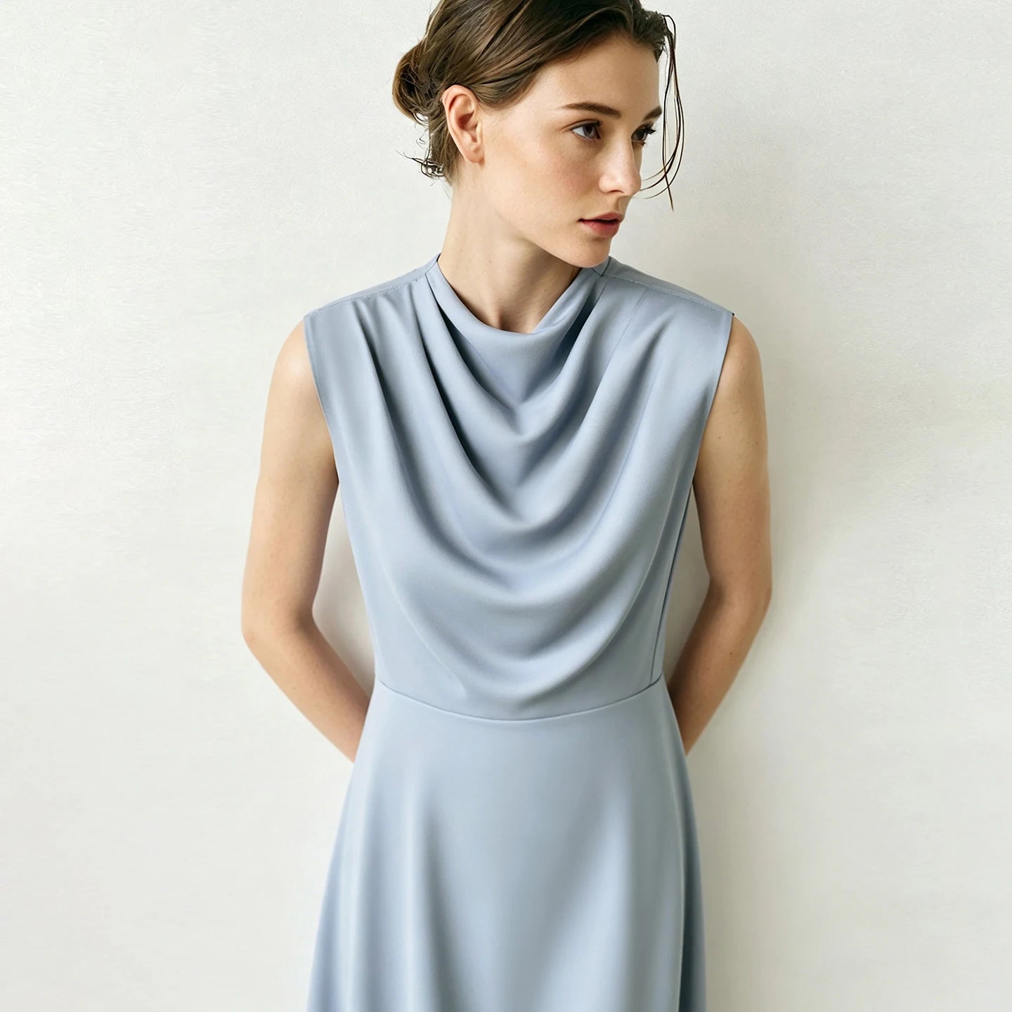 Elegantes Damenkleid Mit Wasserfallausschnitt Für Berufsfrau