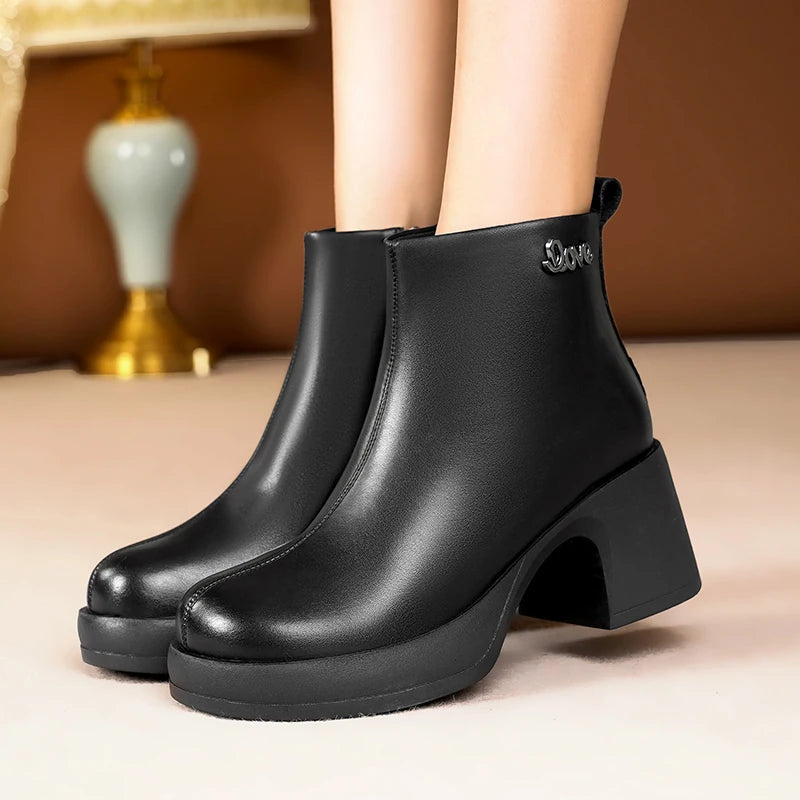 Schwarze Damen-Stiefelette mit hohem Blockabsatz und glattem Schaft