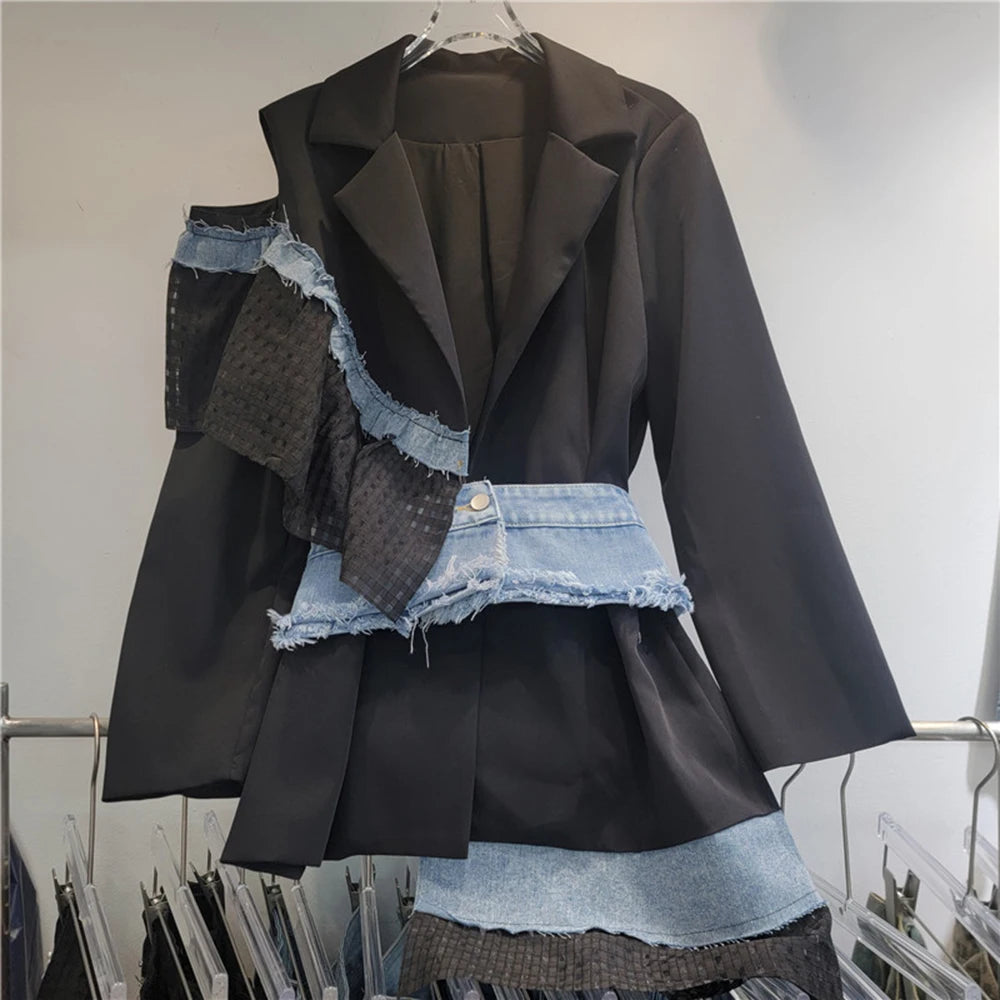 Ärmelloses Damen-Kleid mit Karree-Ausschnitt und Patchwork-Rüschen im minimalistischen Design – stilvoll und elegant.