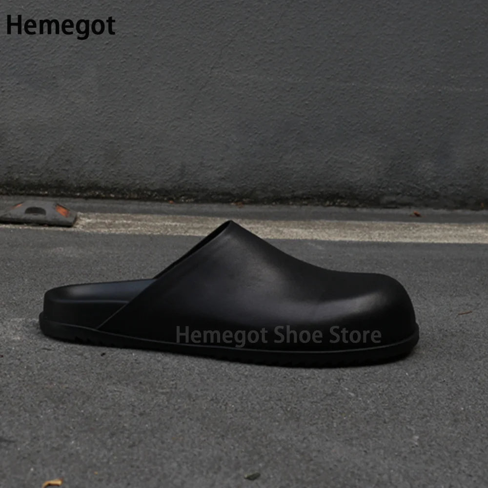 Schwarzer Herren-Slipper mit rundem Zehenbereich und breiter Sohle, Slip-On