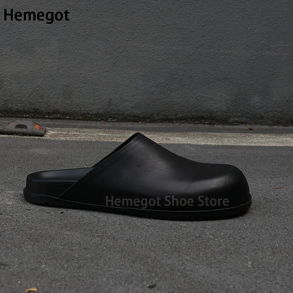 Schwarzer Herren-Slipper mit rundem Zehenbereich und breiter Sohle, Slip-On