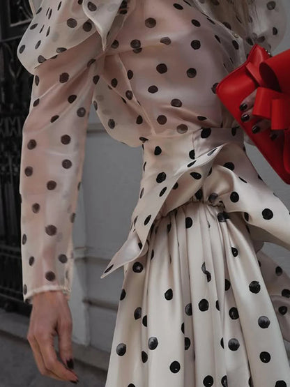 Ärmelloses Damen-Spitzenkleid mit Rundhalsausschnitt und Patchwork-Design – figurbetont und mit Hohldetails.