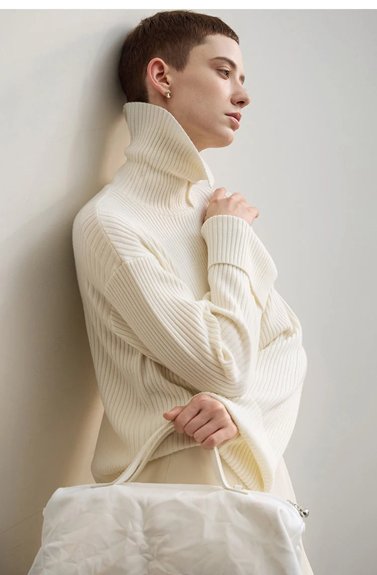 AMII Pullover aus Rippstrick, cremefarben, hoher Kragen, lange Ärmel, lässige Passform.