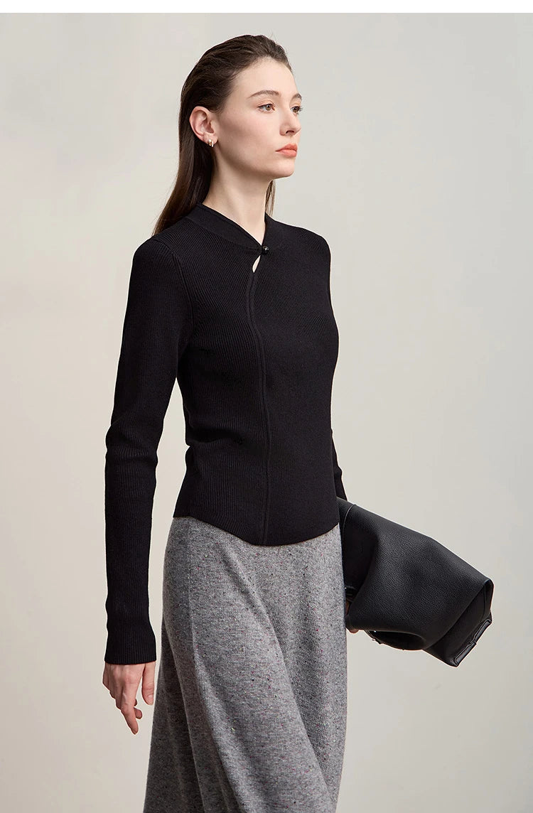 Damenpullover mit Cheongsam-Kragen in Schwarz, Modellansicht von vorn