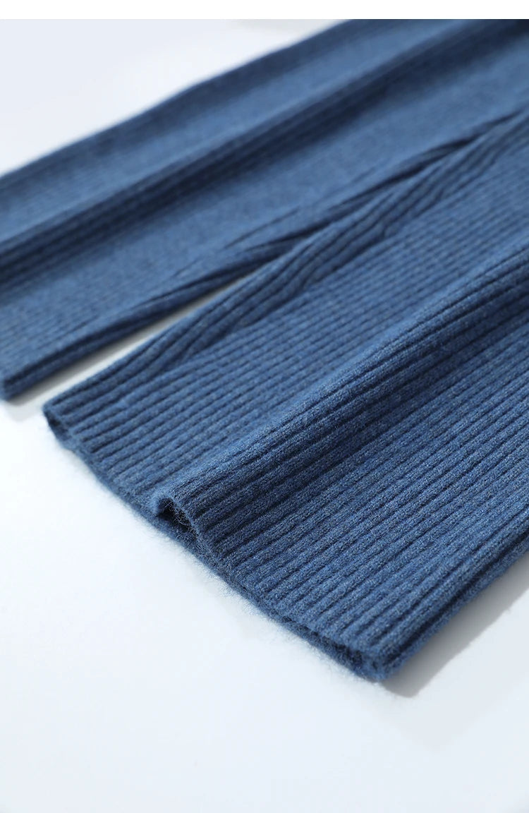 Nahaufnahme: blauer Stoff mit feiner Rippstrick-Struktur und sauberem Saum