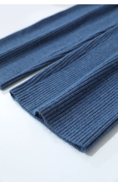 Nahaufnahme: blauer Stoff mit feiner Rippstrick-Struktur und sauberem Saum