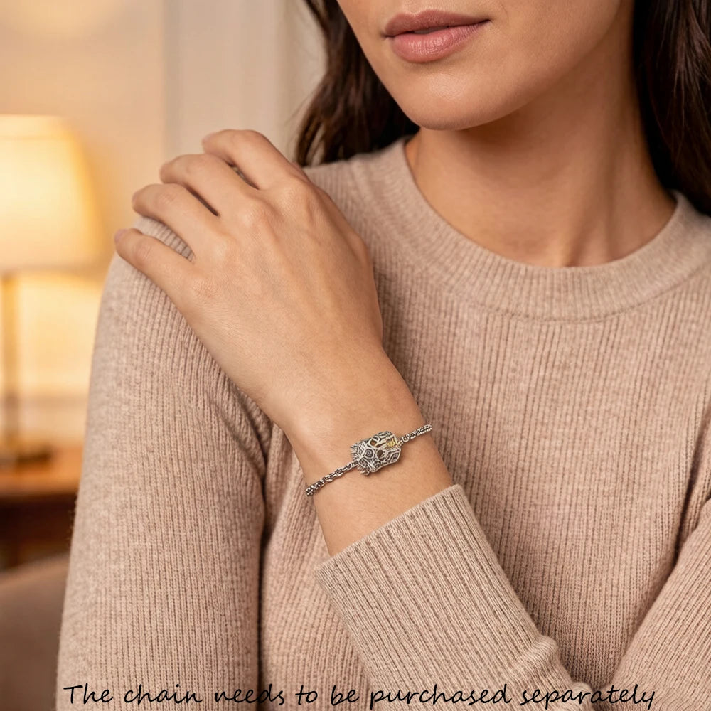 Silbernes Charm-Armband am Handgelenk, zentraler Ritterhelm-Charm aus 925 Silber