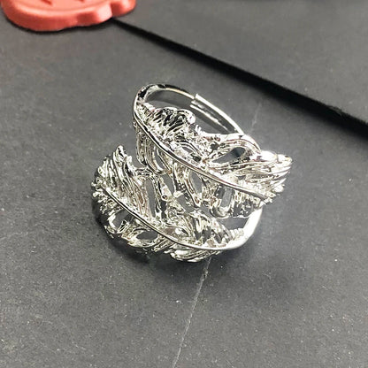 925er-Sterlingsilber-Ring mit markantem Blattrelief und hellem Glanz, Vorderansicht