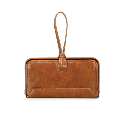 Karamellbraune Damen-Lederhandgelenktasche mit Handgelenkschlaufe und breitem Rahmen.