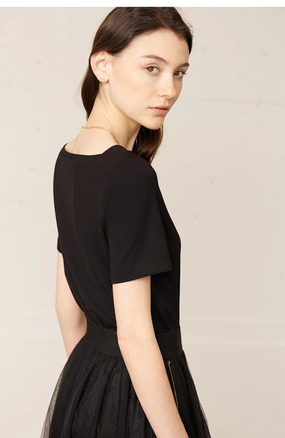 Damen T-Shirt im minimalistischen Stil mit One-Line Kragen und kurzen Ärmeln