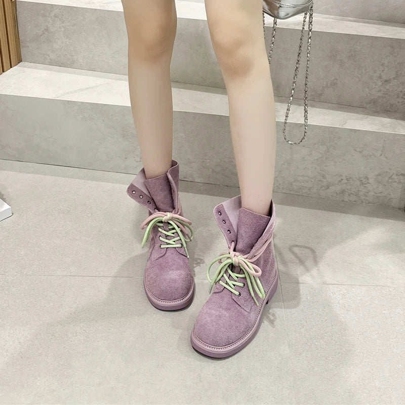 Knöchel-Bikerboots aus Wildleder, mauve, Schnürung mit grünen Bändern, Rückansicht von oben