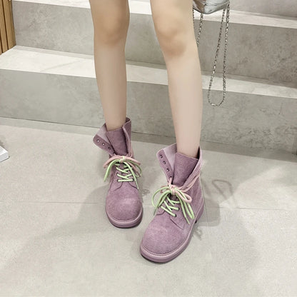 Knöchel-Bikerboots aus Wildleder, mauve, Schnürung mit grünen Bändern, Rückansicht von oben