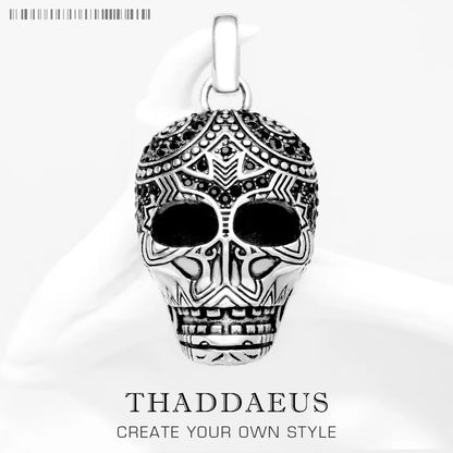 Schädel-Anhänger aus silberfarbenem 925 Sterling Silber mit schwarzer Augenoptik und Ornamenten