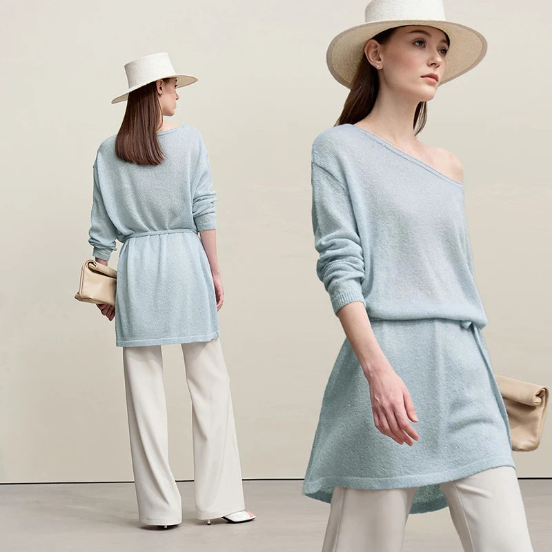 Hellblauer Strickpullover mit Rundhalsausschnitt, langen Ärmeln und Bindegürtel