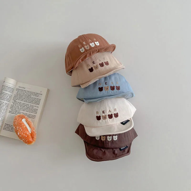 Kinder Kappe mit Entenschnabel und niedlicher Bärenstickerei für den Sommer