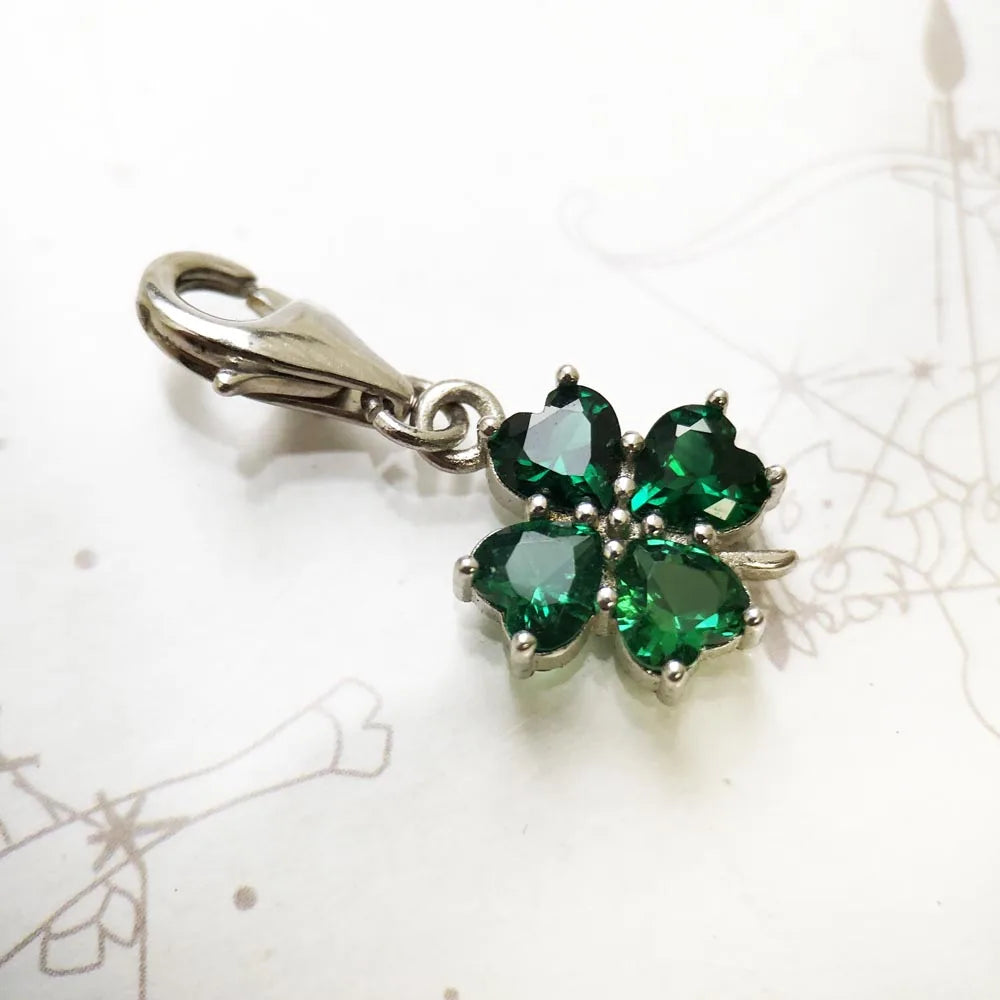 Kleeblatt-Charm aus 925 Sterlingsilber mit dunkelgrünen Steinen, Karabinerring