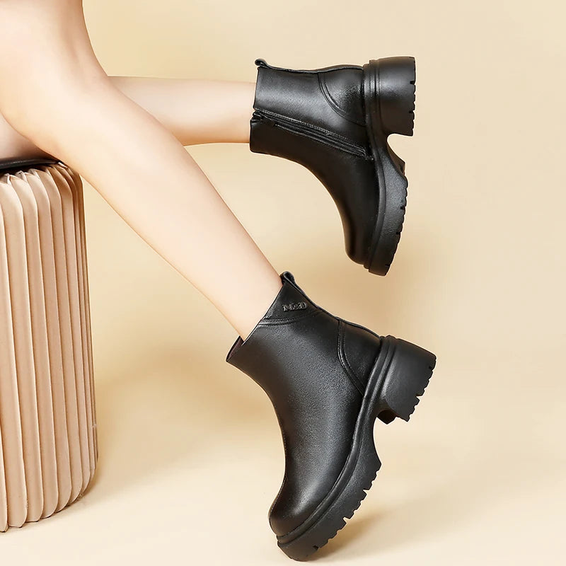 Damen-Stiefeletten schwarz mit Profilsohle und kurzer Schaftform, seitlich geschlossen