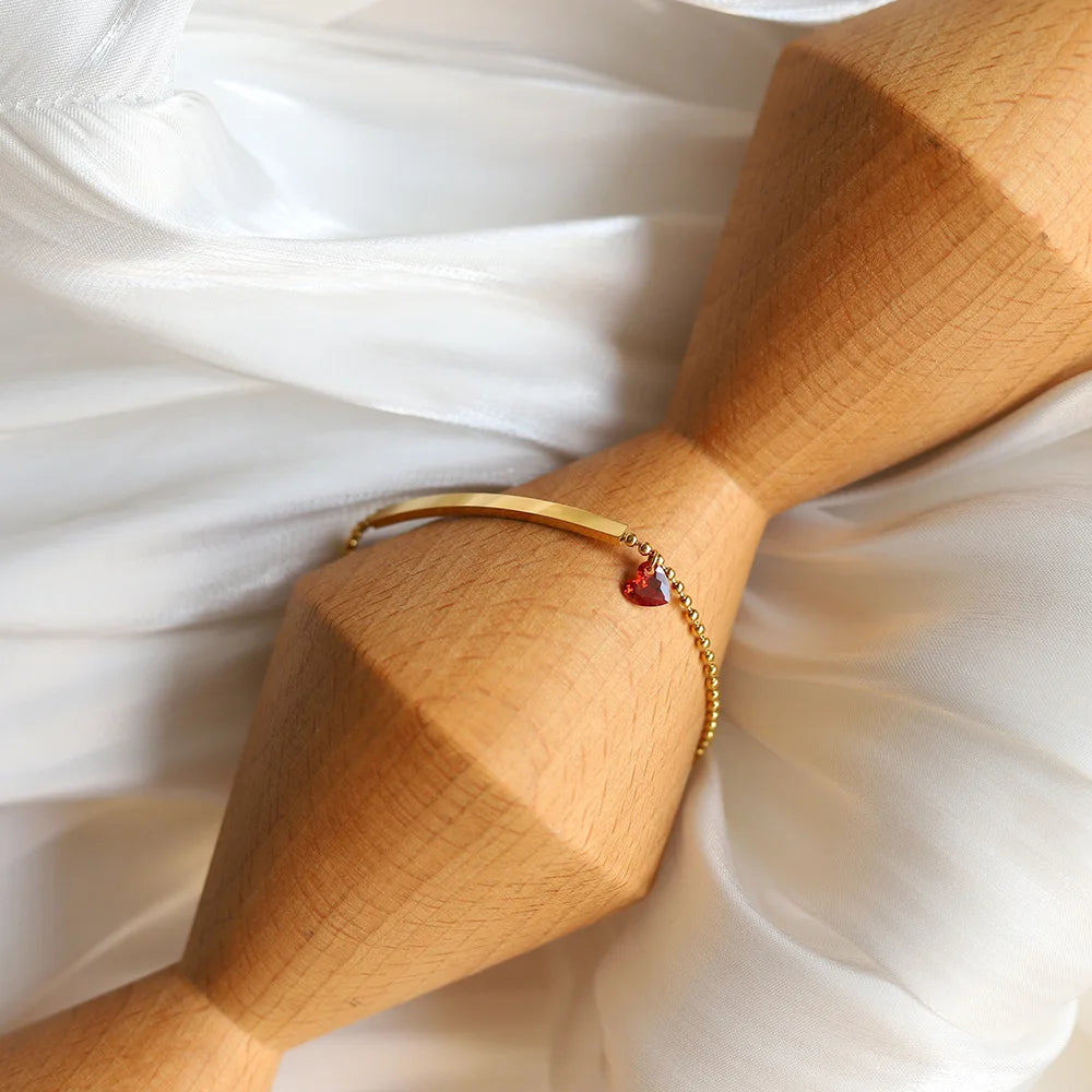 Damenarmband mit rotem Herz-Zirkonia, gebogene goldfarbene Stange