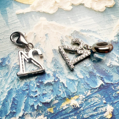 Charms-Anhänger „21“ aus 925er Sterlingsilber, V-förmige Aufhängung mit Öse