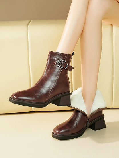 Braune Stiefeletten mit eckiger Spitze, Blockabsatz und weißem Wollfutter innen