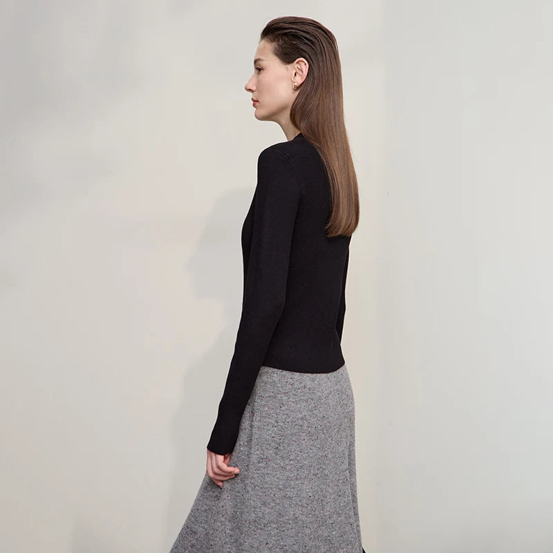 Schmaler schwarzer Damenpullover mit Cheongsam-Kragen, Seitenansicht, langarm