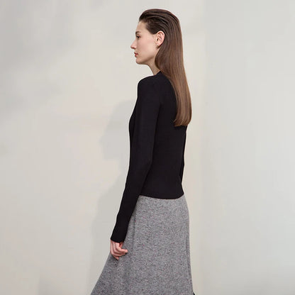 Schmaler schwarzer Damenpullover mit Cheongsam-Kragen, Seitenansicht, langarm