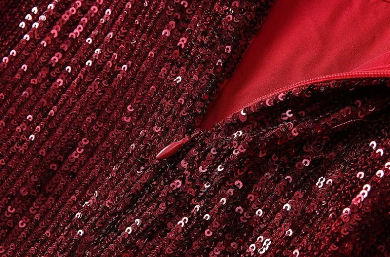 Elegantes Damenkleid mit Rundhalsausschnitt, langen Ärmeln und Perlen-Patchwork – figurbetontes Design für stilvolle Anlässe.
